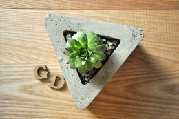 Concrete vase “Triangular” (1)